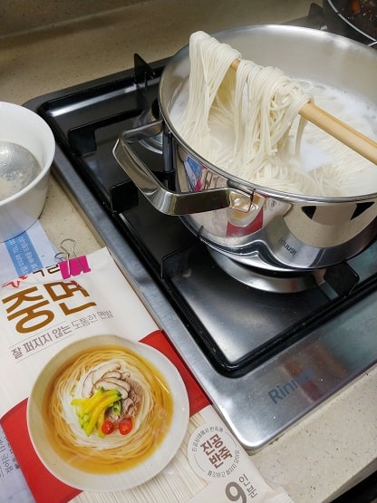 韓国チャジャンミョンの麺をゆでる